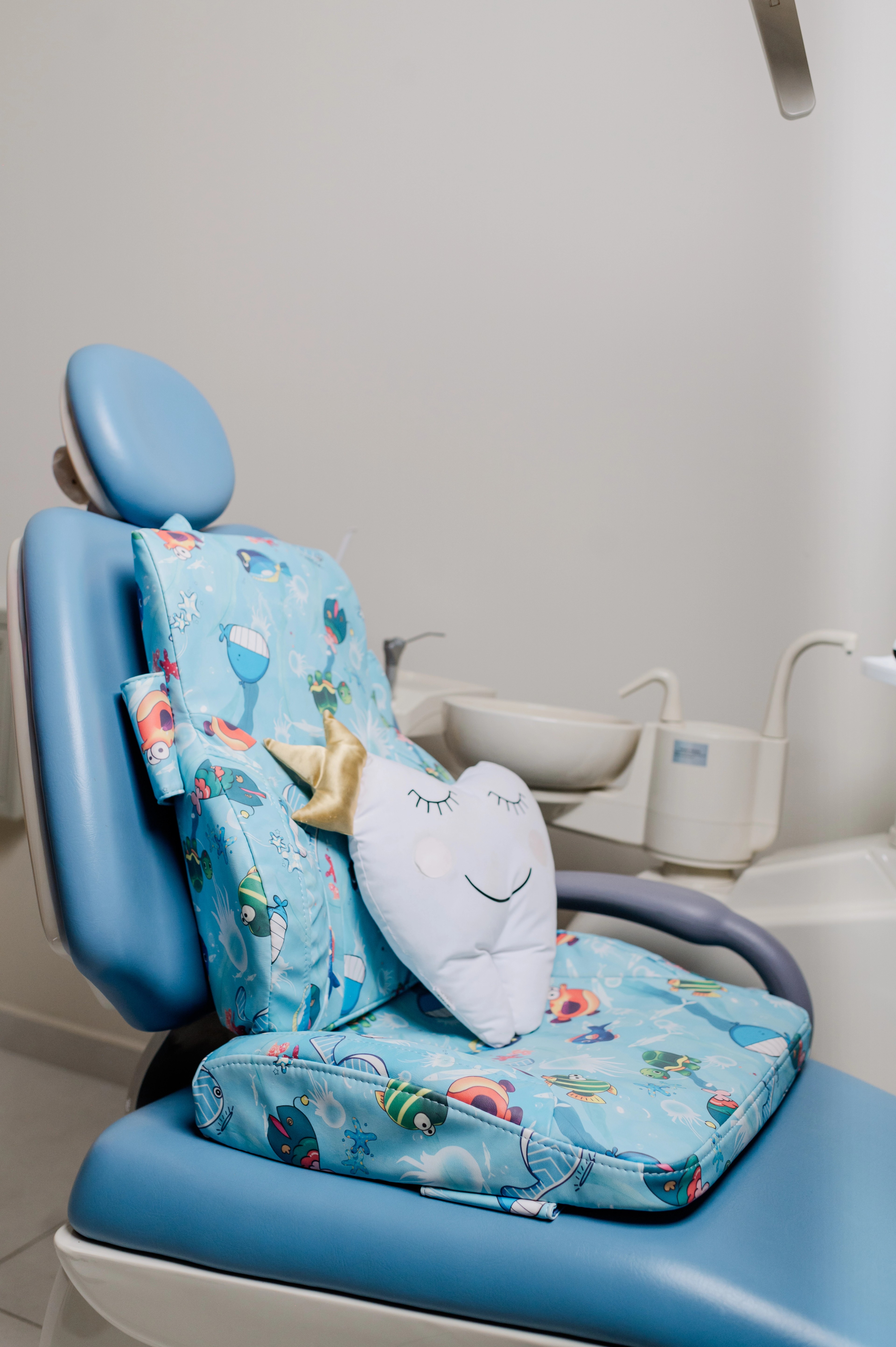Sillón odontológico de Dentikid decorado con jirafas, pensado para los niños