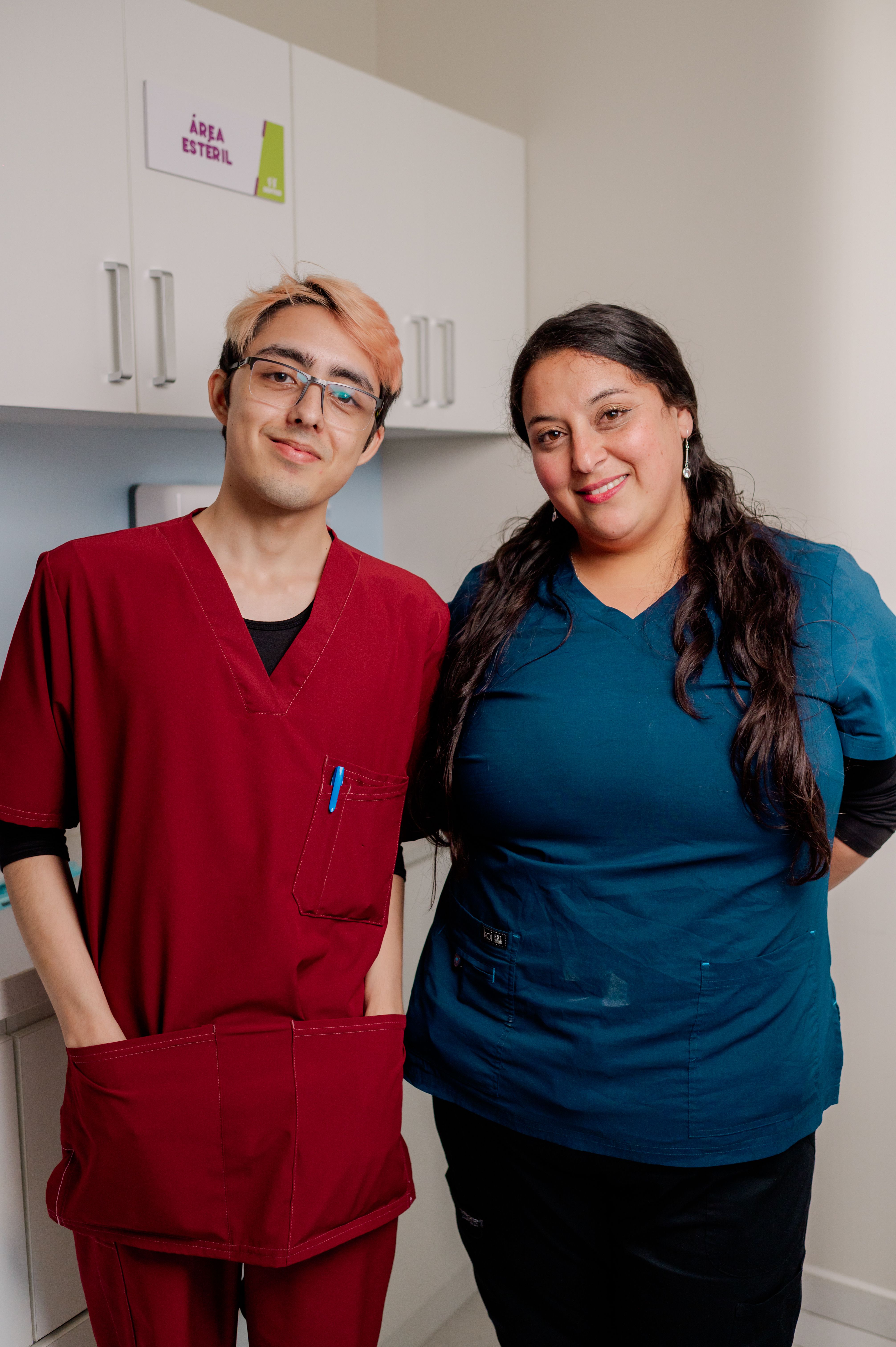 Miguel Flores y Yisenia Araya, asistentes dentales de Dentikid