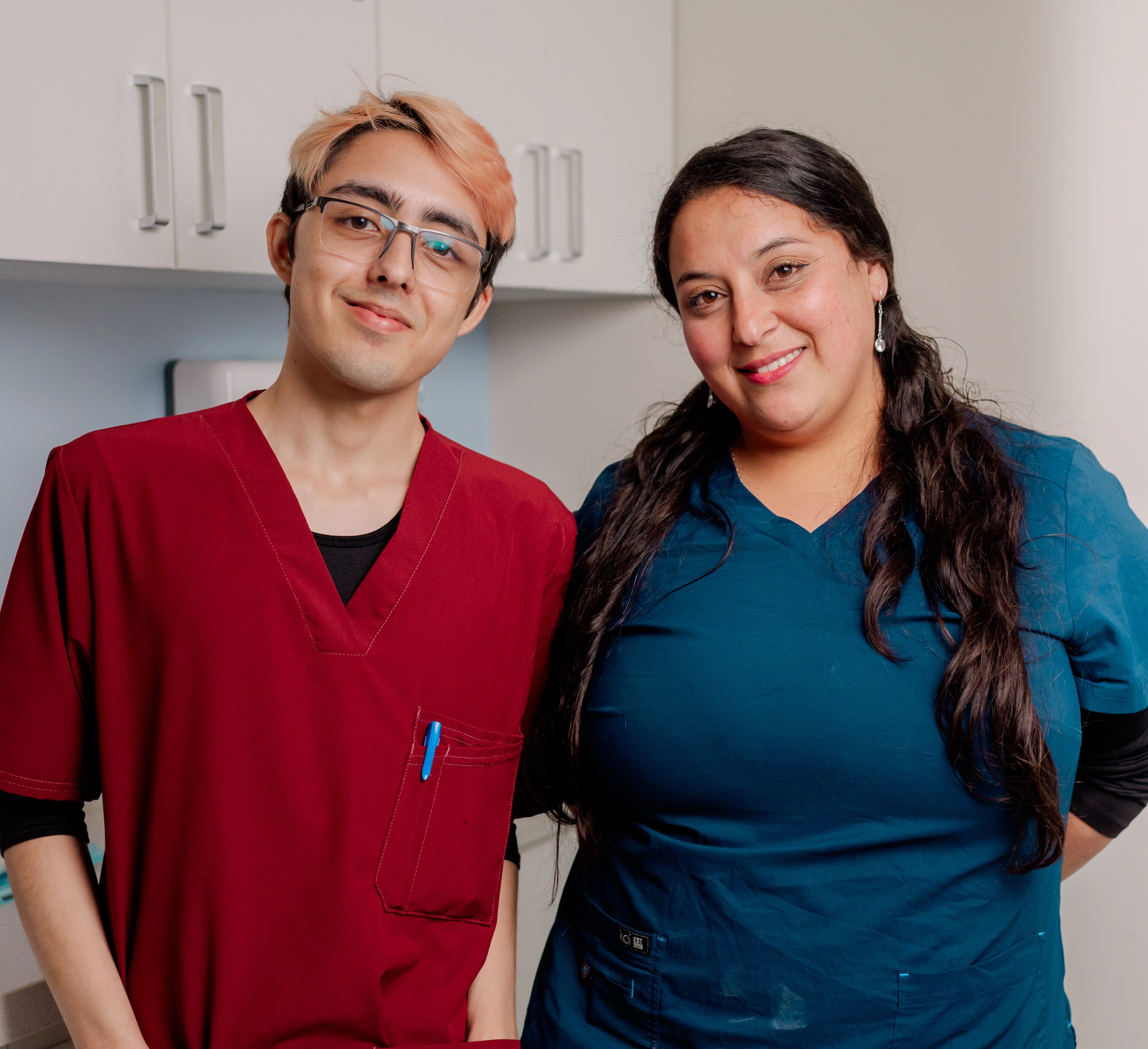 Miguel Flores y Yisenia Araya, asistentes dentales de Dentikid