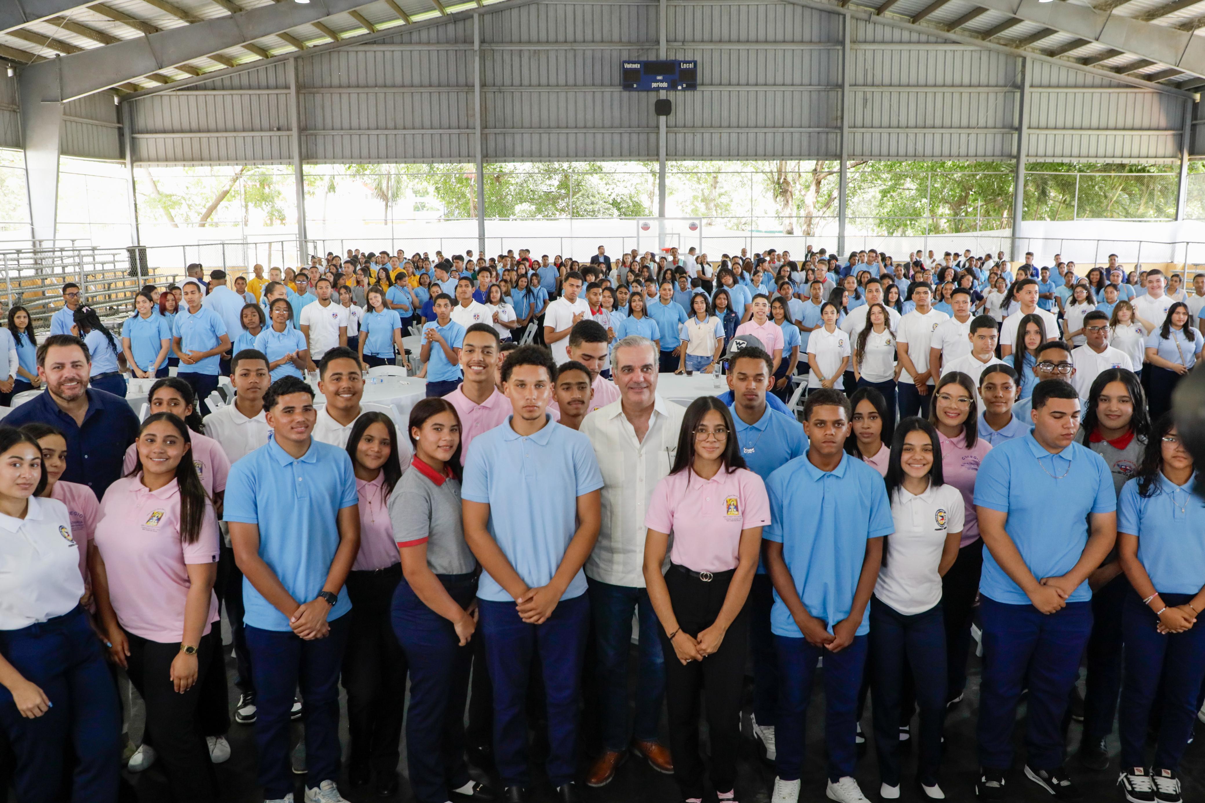 Abinader conversa con 350 estudiantes en San José de Ocoa y destaca importancia de la educación y los valores