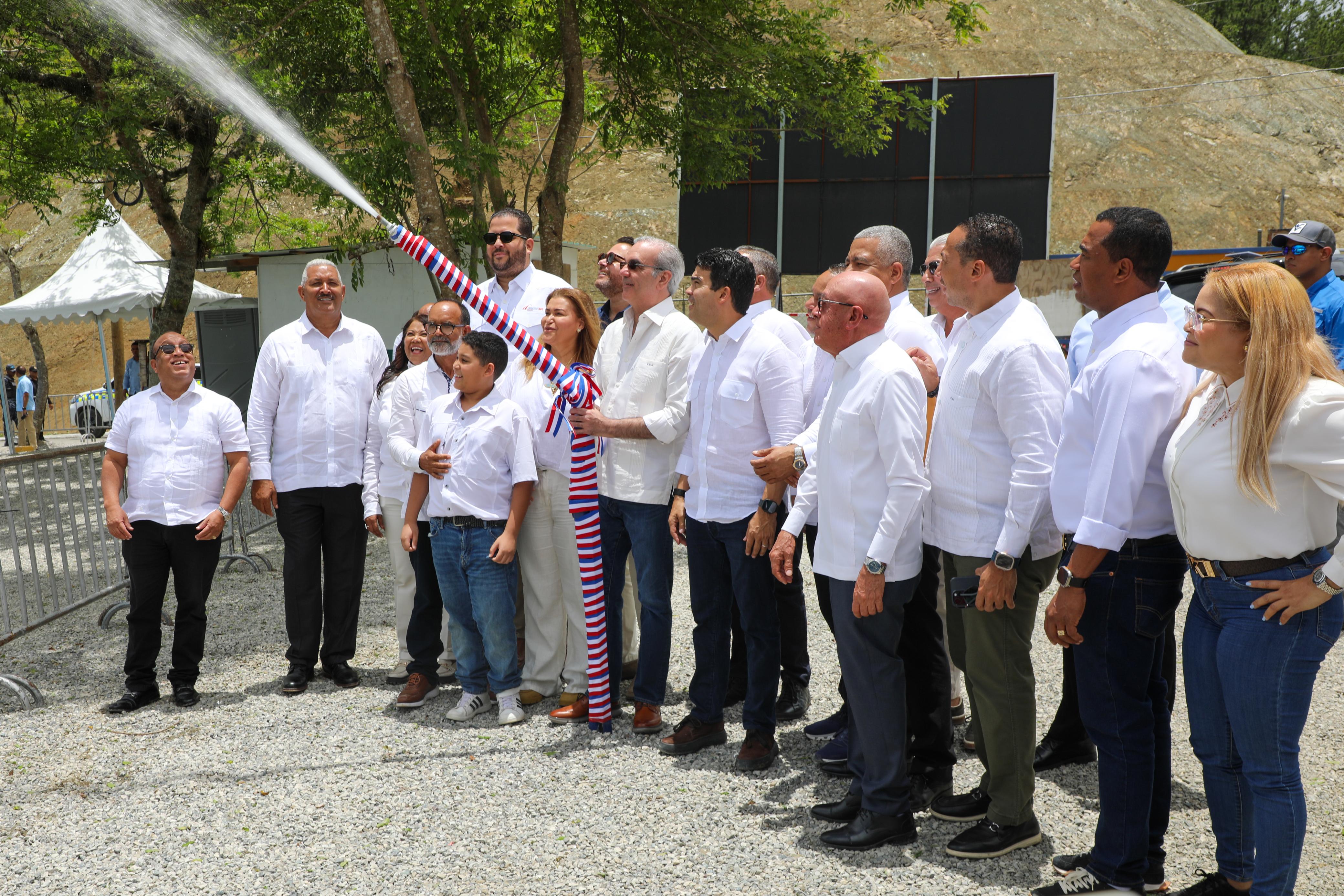 Abinader inaugura acueducto múltiple en San José de Ocoa 