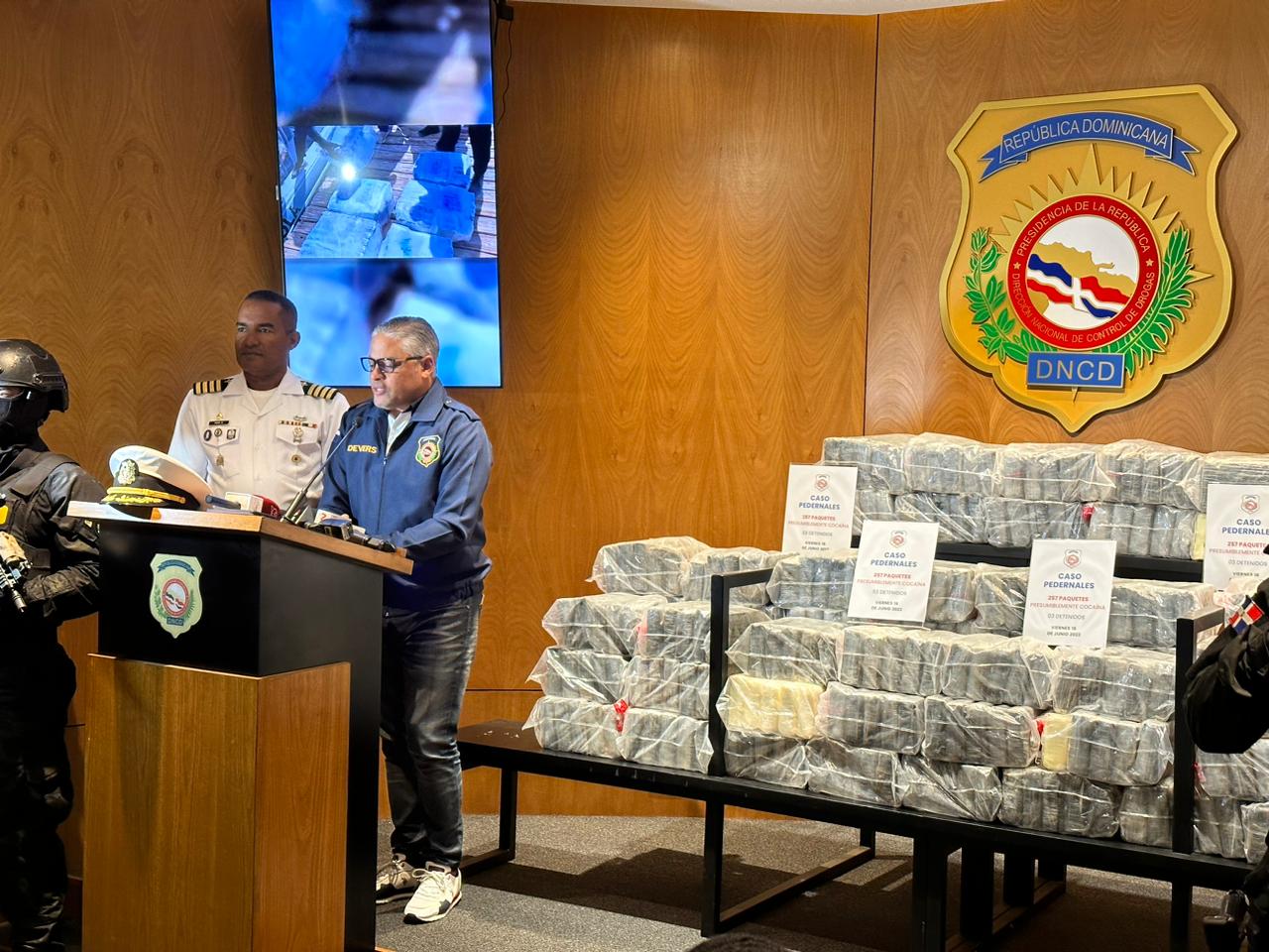 Ocupan 257 Paquetes y arrestan tres hombres en Pedernales