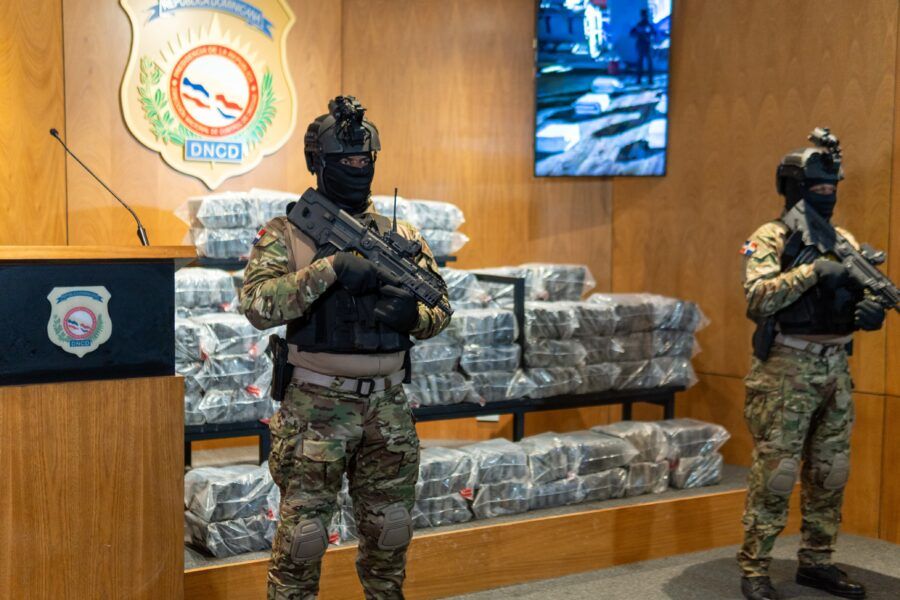 Autoridades incautan 375 paquetes de presunta cocaína frente a costas de Baní