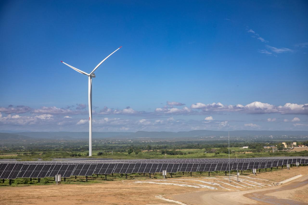 Abinader inaugura “Esperanza Renovable”, primer proyecto híbrido eólico-solar de gran escala del país