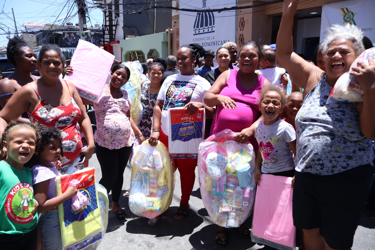 DGDC y Ejército Dominicano realizan jornada de asistencia integral en el 24 de Abril