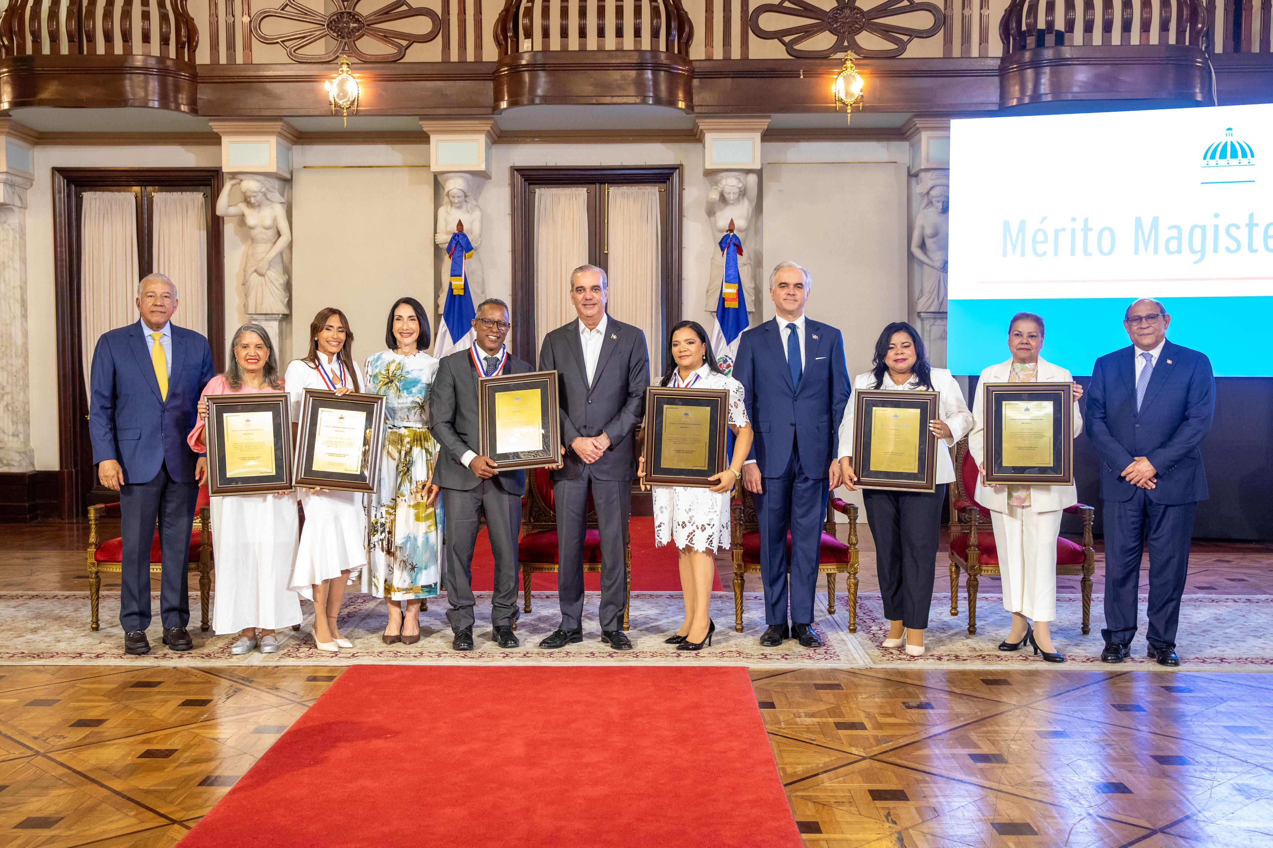 Abinader entrega Medalla al Mérito Magisterial 2026