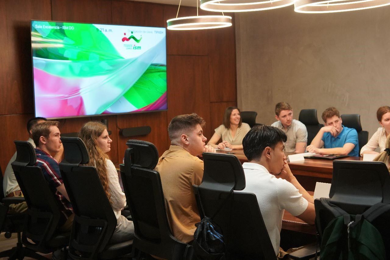 Estudiantes de la universidad de Minnesota visitan instalaciones de Industrias San Miguel