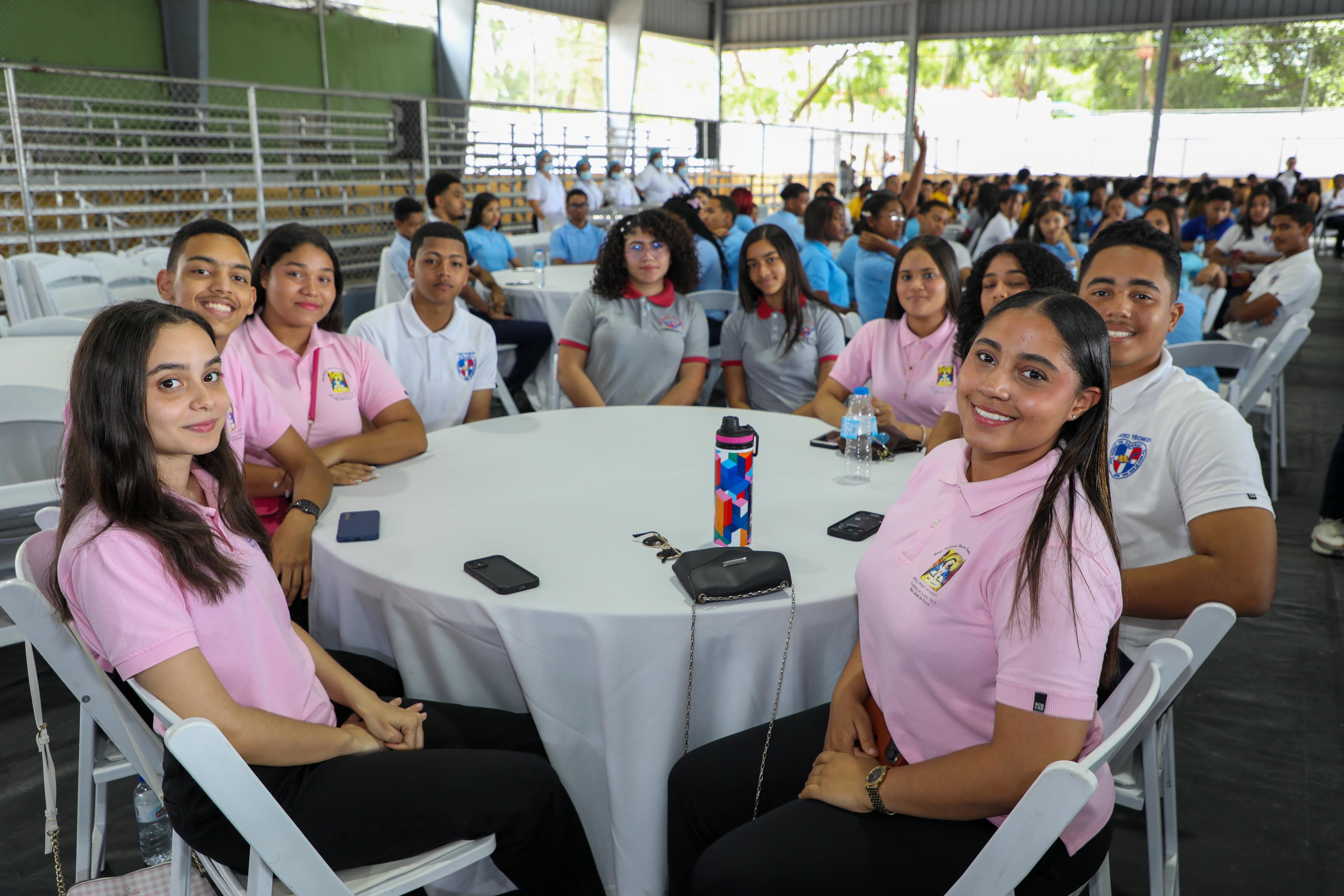 Abinader conversa con 350 estudiantes en San José de Ocoa