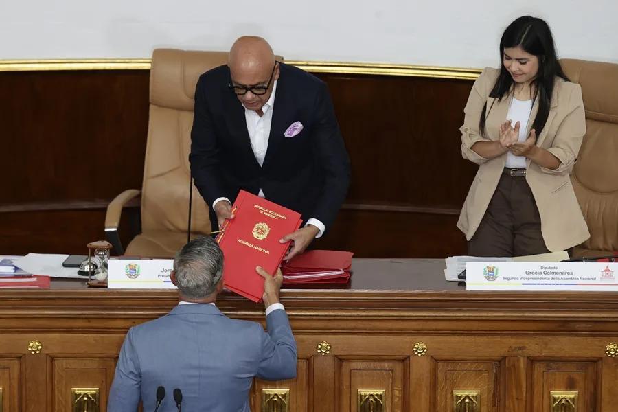 Parlamento de Venezuela designa nuevo fiscal general y defensora del pueblo