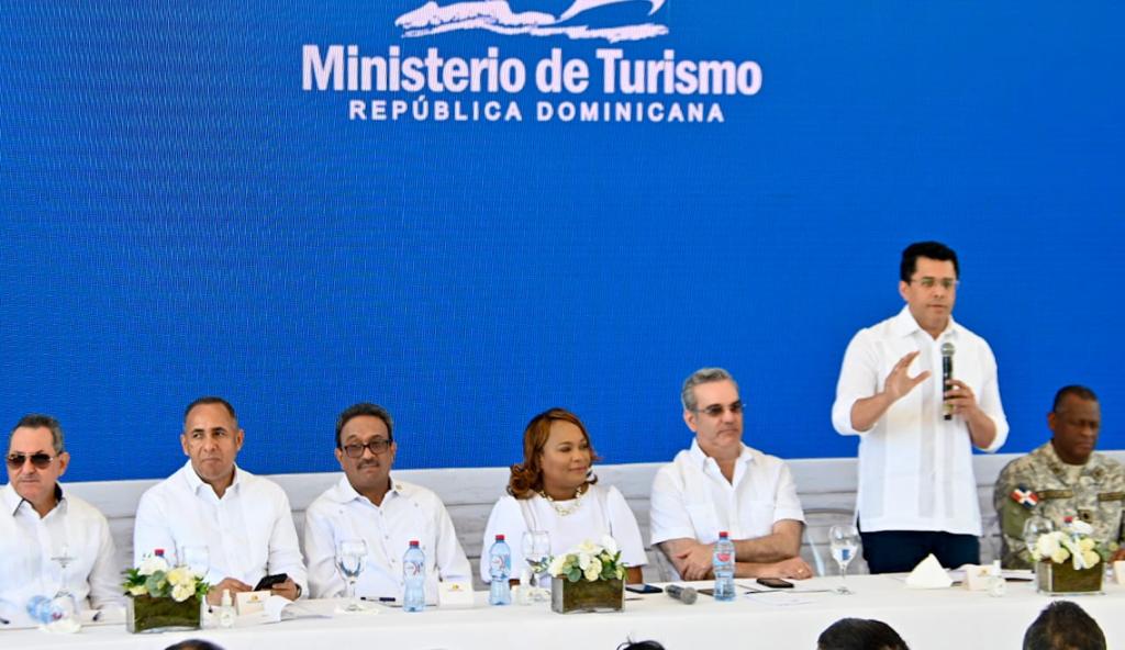 Presidente y ministro de Turismo inauguran reconstrucción de dos plazas de vendedores en playa Guayacanes
