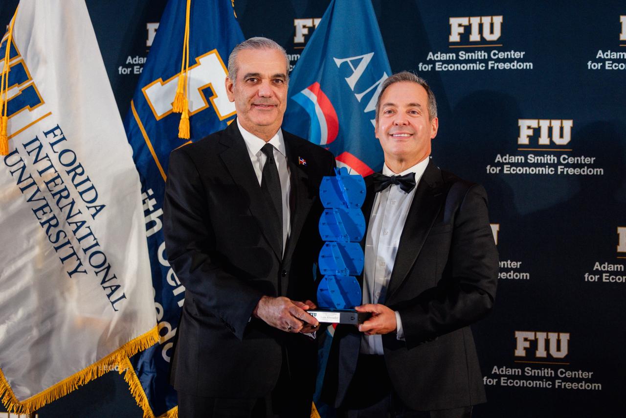 Abinader afirma libertad exige responsabilidad al recibir premio “Champion of Freedom Award” en Miami