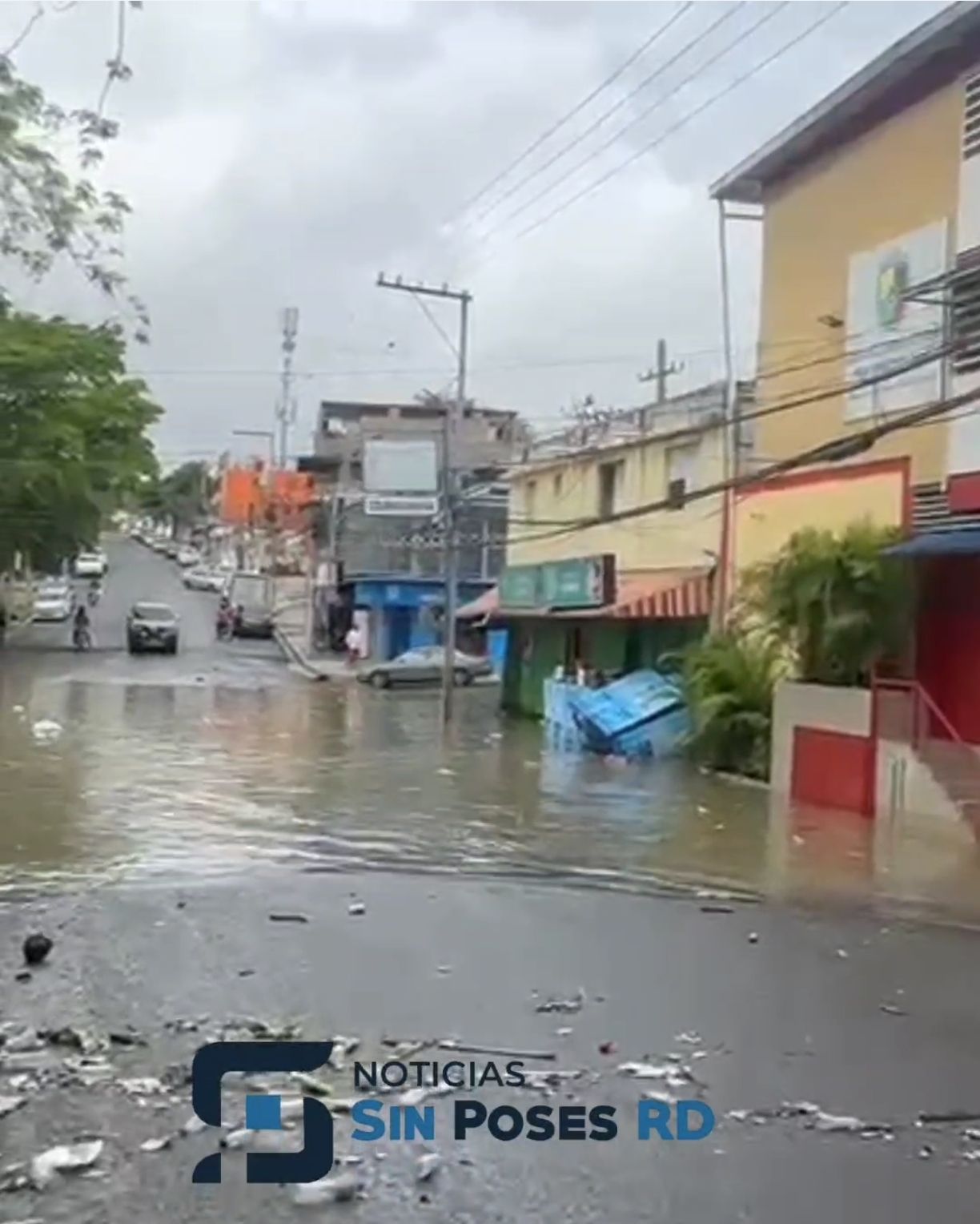 Moradores denuncian inundaciones por cierre de cañada en urbanización Máximo Gómez