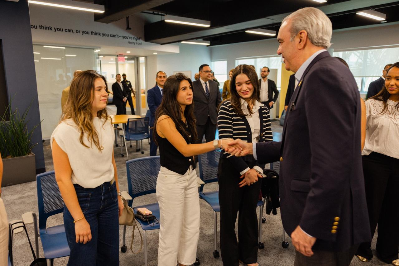Presidente Abinader dialoga con estudiantes dominicanos de la FIU sobre liderazgo, democracia e innovación