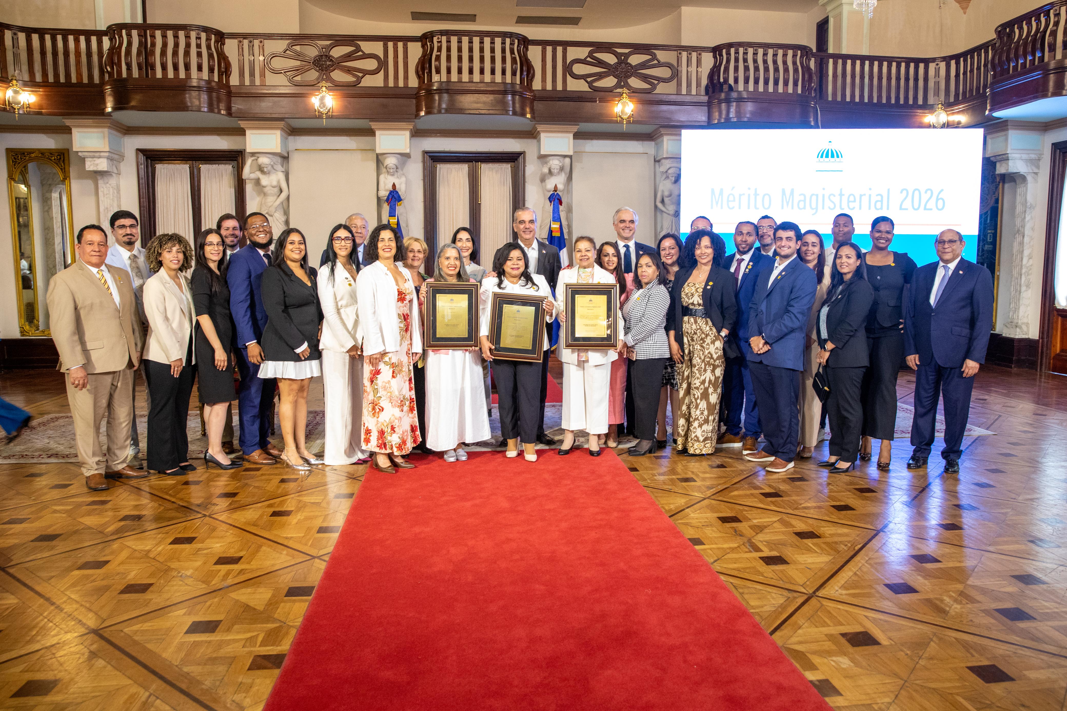 Abinader reconoce a maestros con la Medalla al Mérito Magisterial 2026