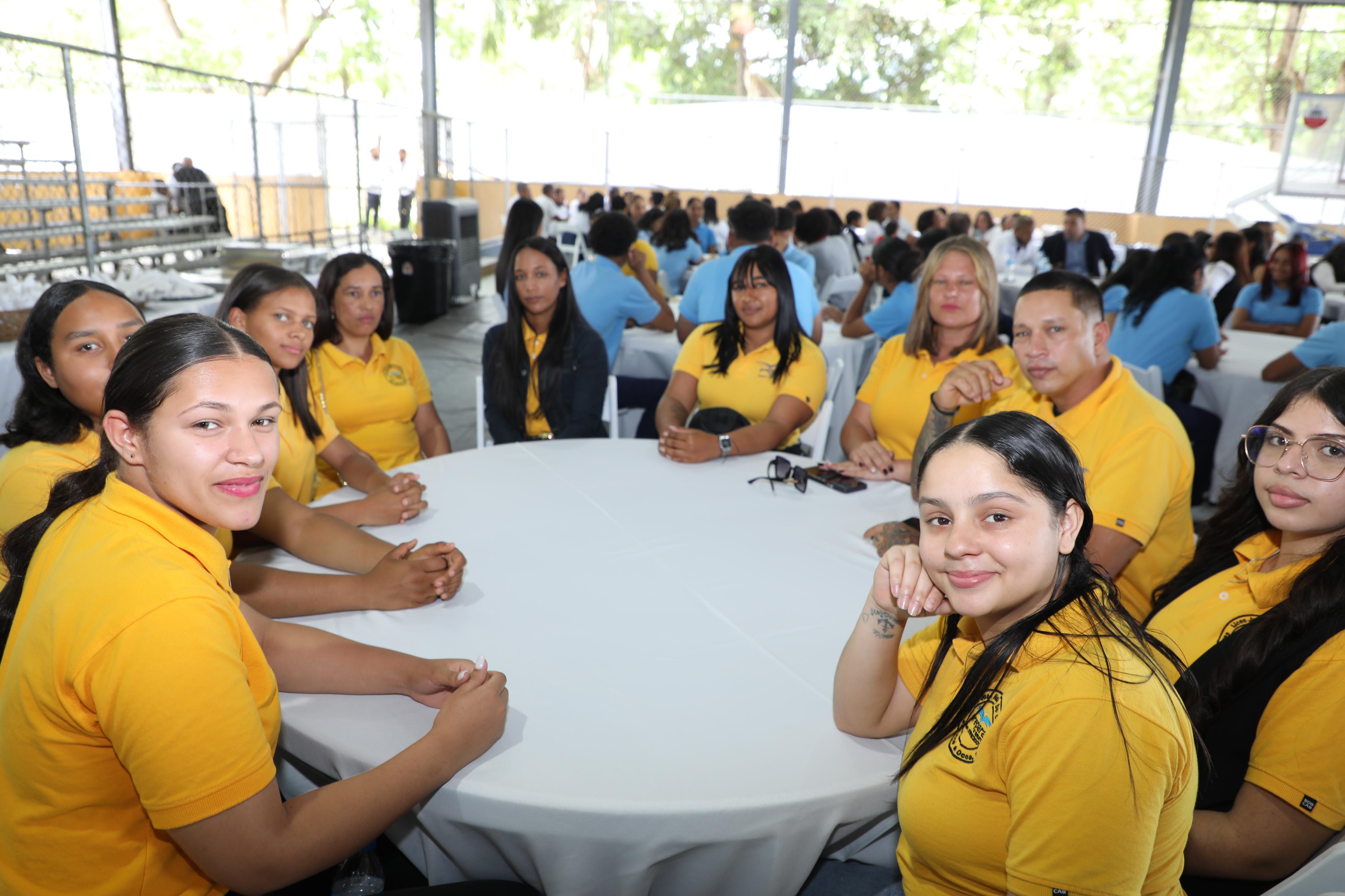 Abinader conversa con 350 estudiantes en San José de Ocoa