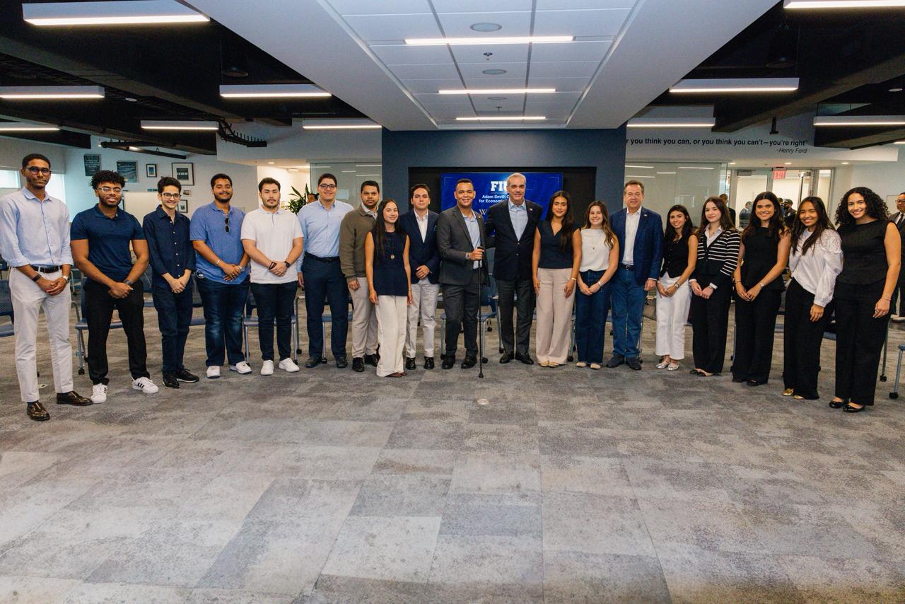 Presidente Abinader dialoga con estudiantes