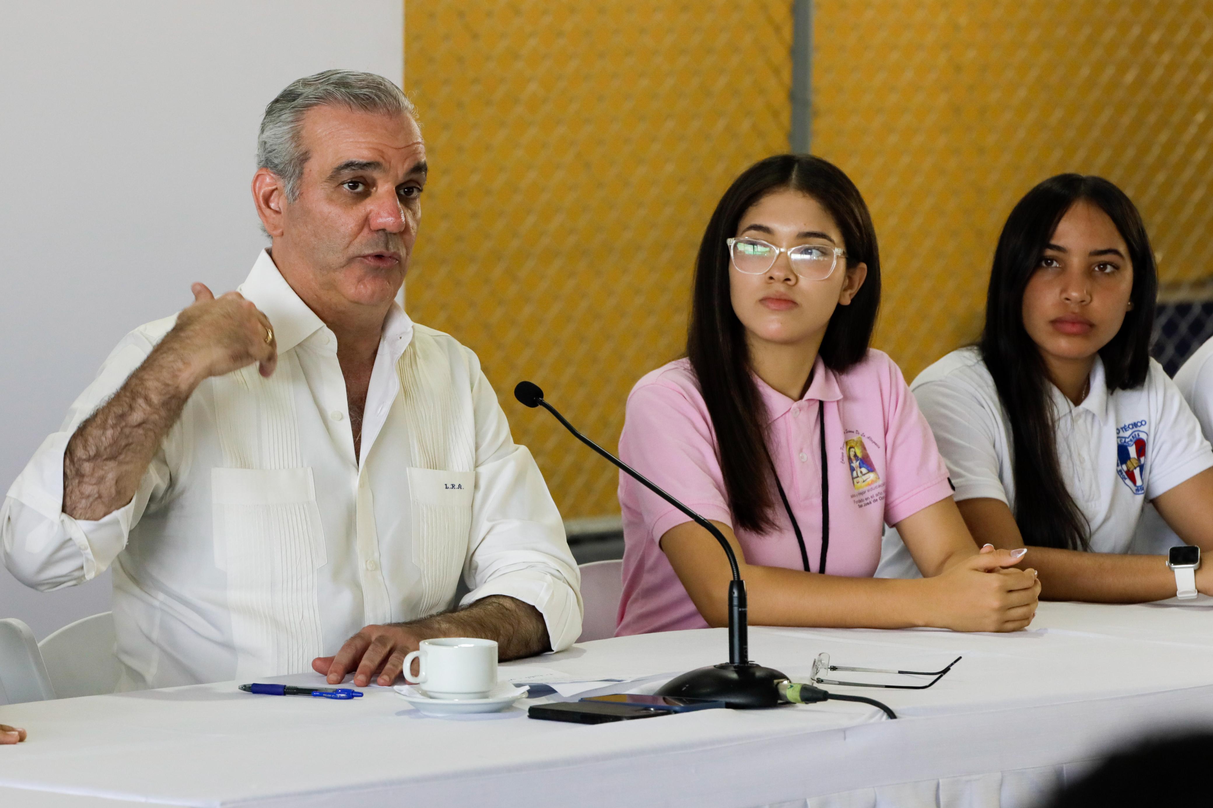 Abinader conversa con 350 estudiantes en San José de Ocoa