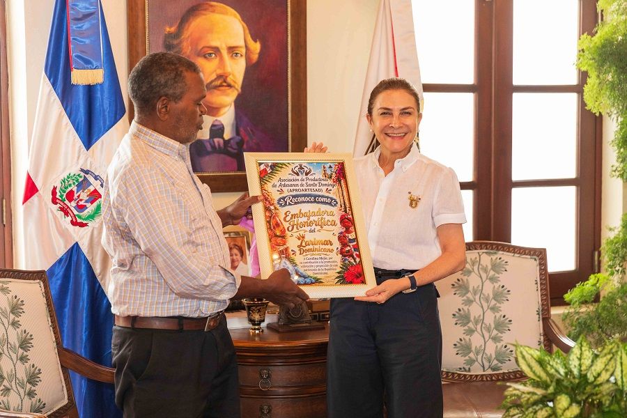 Carolina Mejía es Reina del Larimar 2026-2027 en República Dominicana