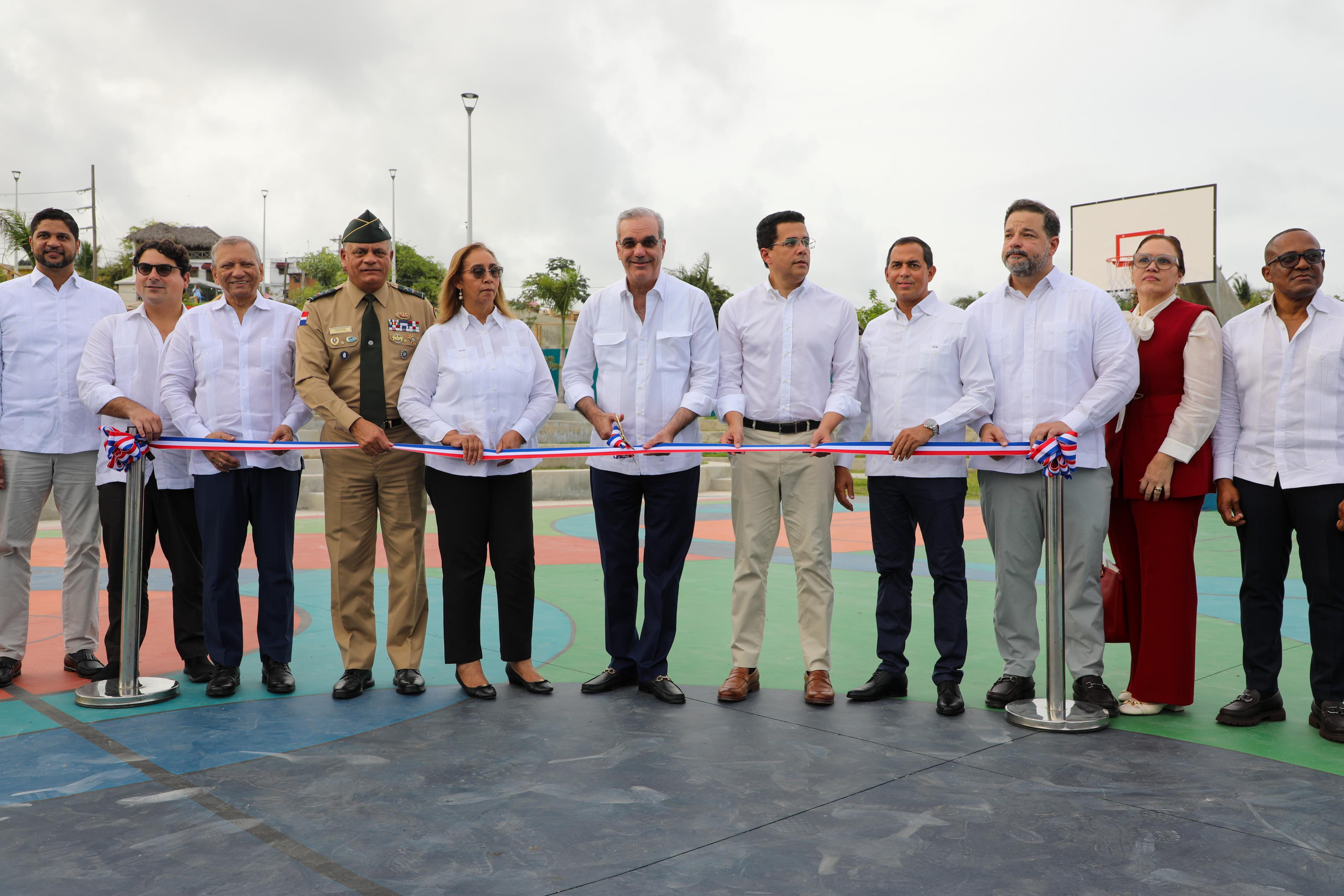 Abinader y Collado inauguran primera etapa del Bulevar de la Salud en Haina