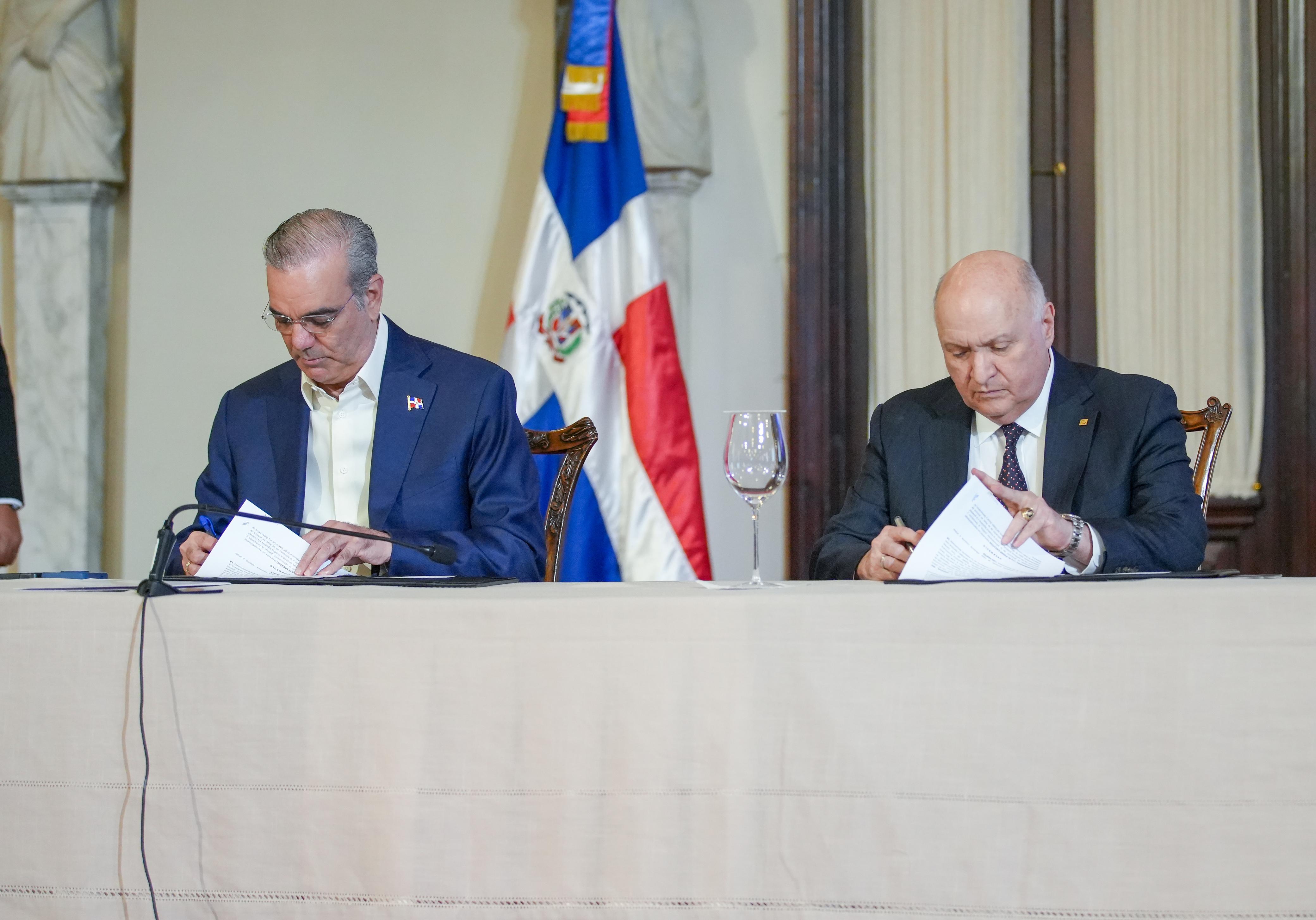 Abinader y FINJUS firman acuerdo para fortalecer la institucionalidad y la seguridad jurídica