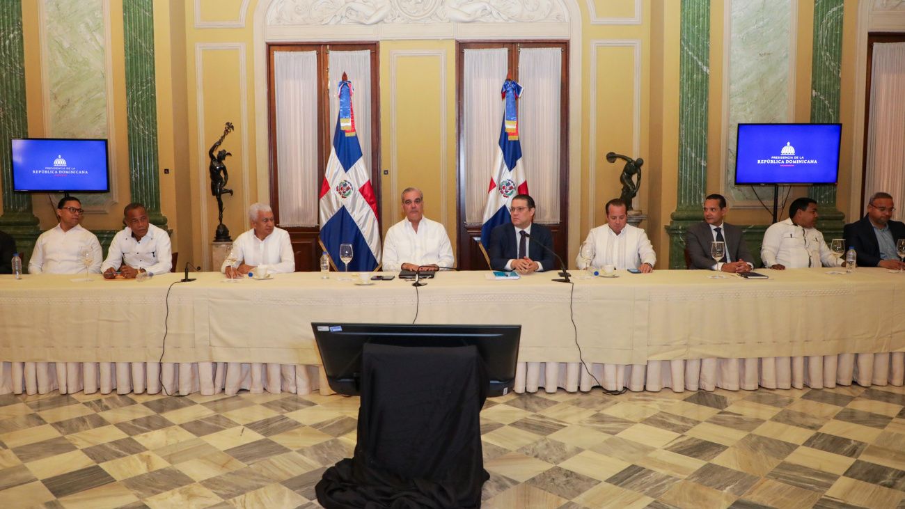 Gobierno y transportistas acuerdan mesa permanente para evitar alza del pasaje