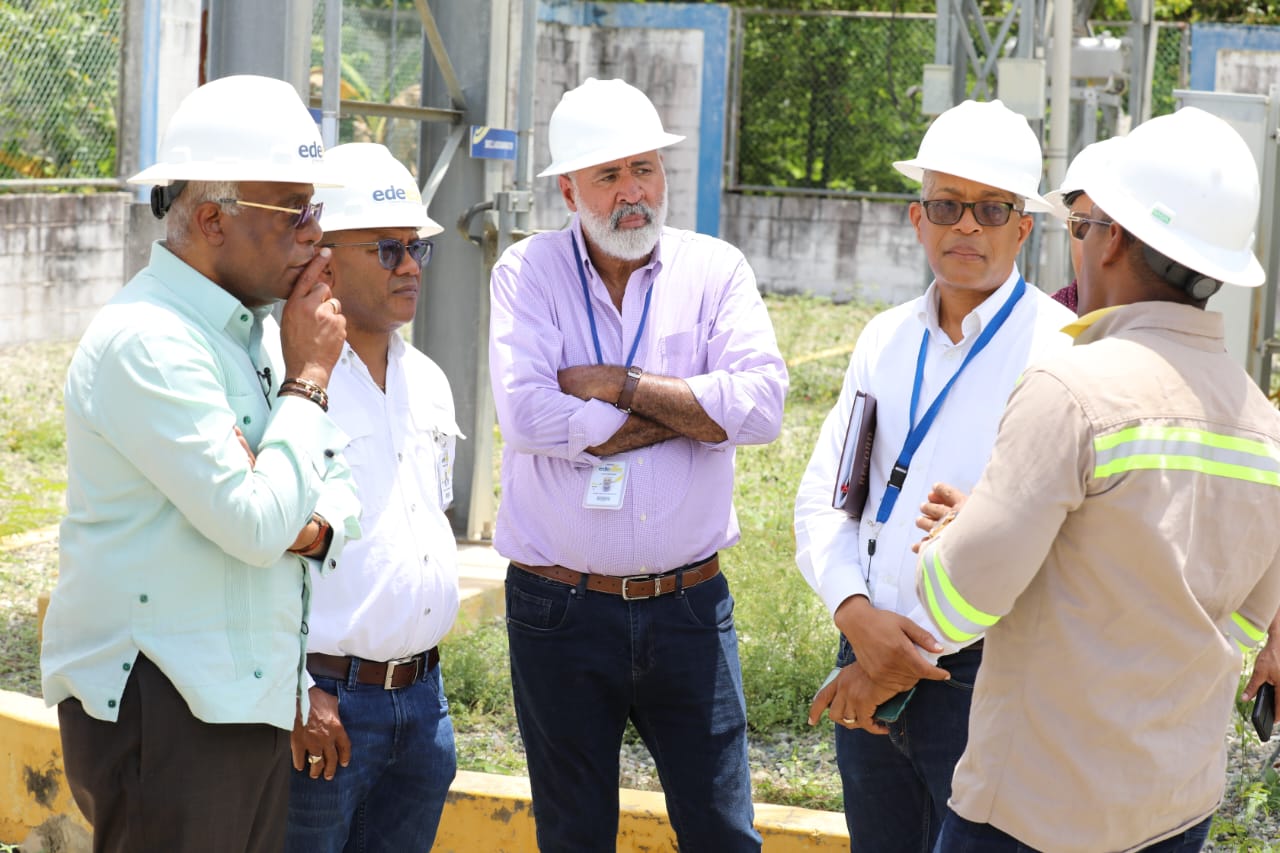 Edeeste trabaja para solucionar interrupciones por avería en transformador de subestación en Villa Mella
