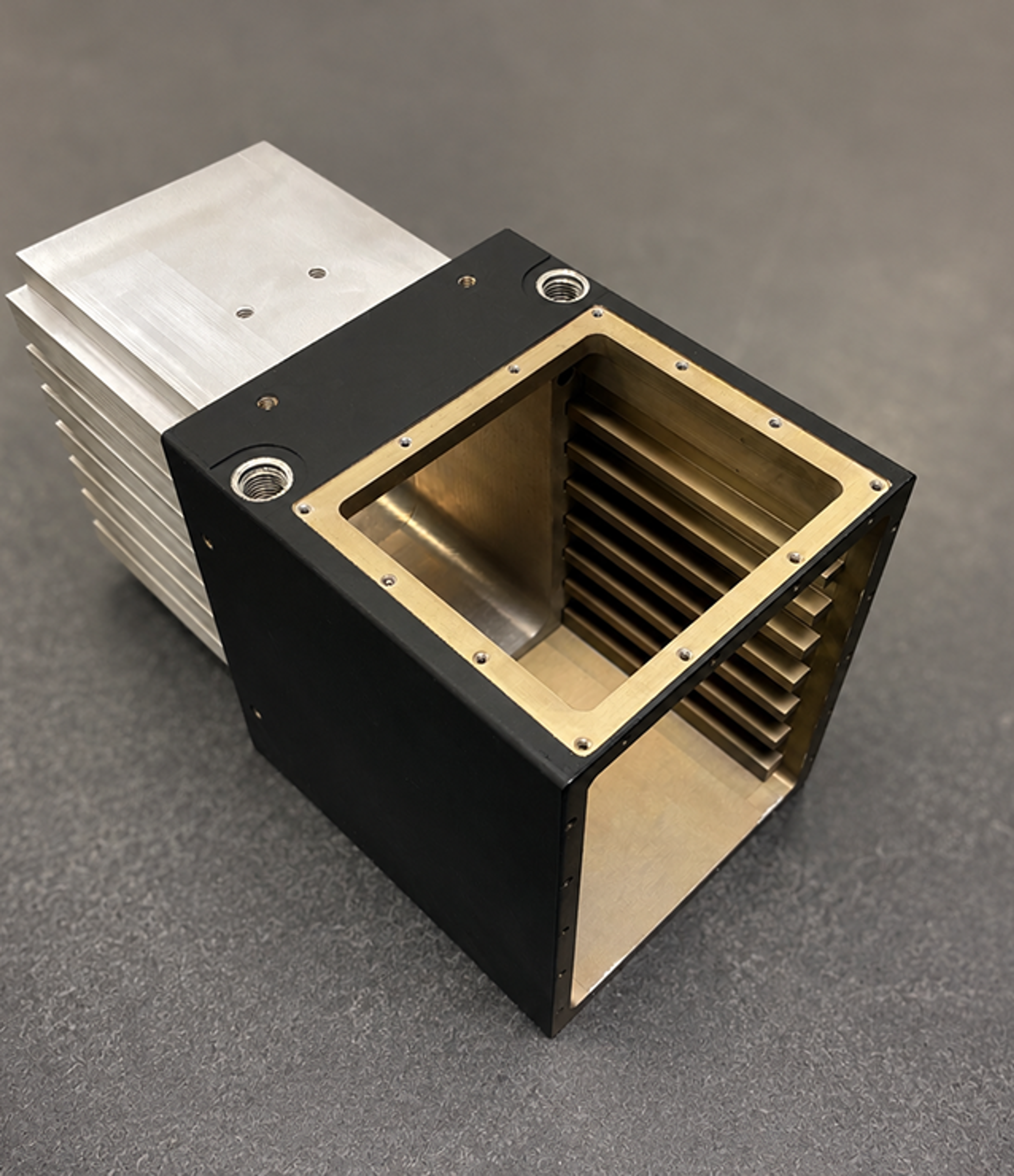 Rectangular housing with an internal copper-fin exchanger