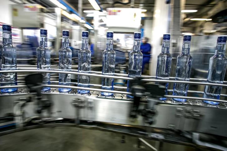 Glas bottles on a conveyor belt in production