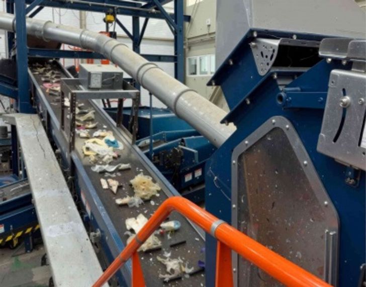 Conveyor belt leading a mix of plastics and bioplastics to a near infra red sorter 