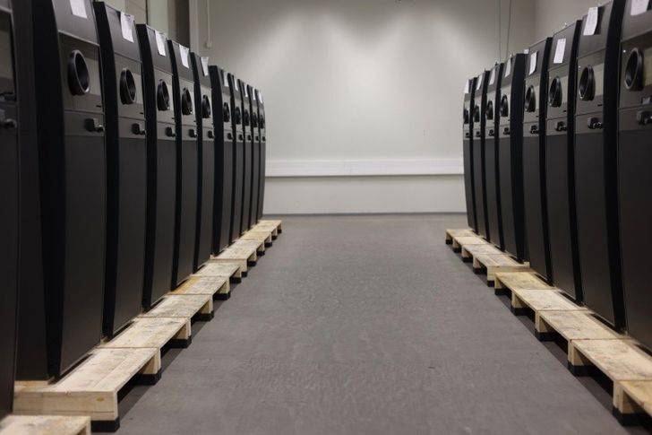 Two rows of TOMRA reverse vending machines