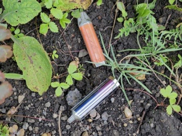 Single-use vapes discarded on the ground