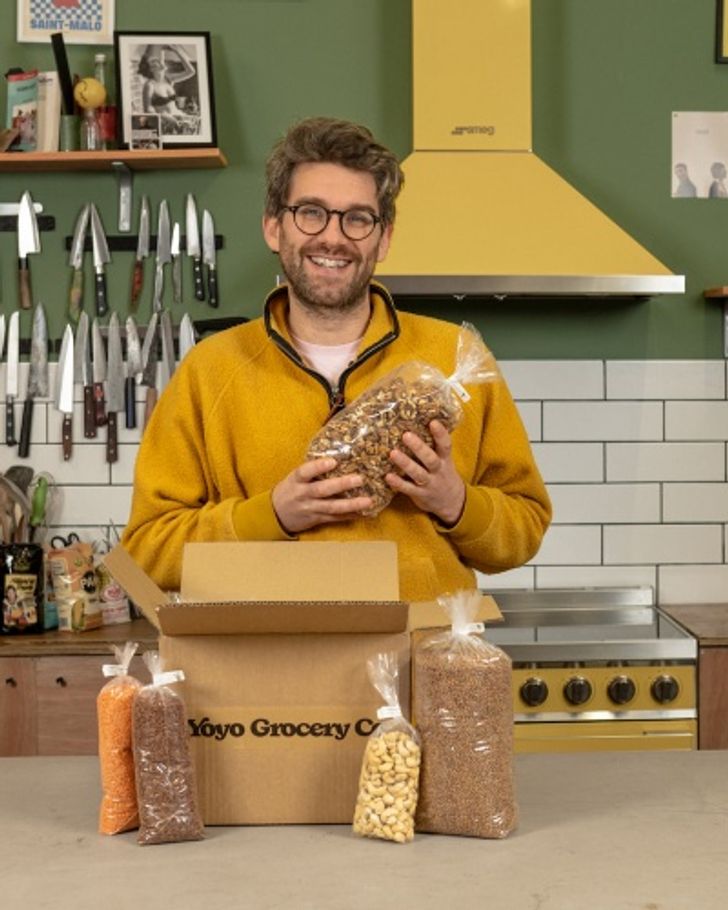 YoYo Grocery's Mitch Platt showing products in reusable plastic bags
