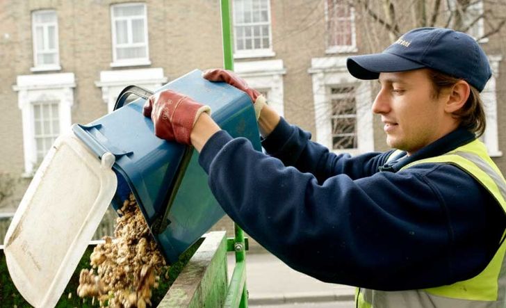 Operative emptying a food waste caddy
