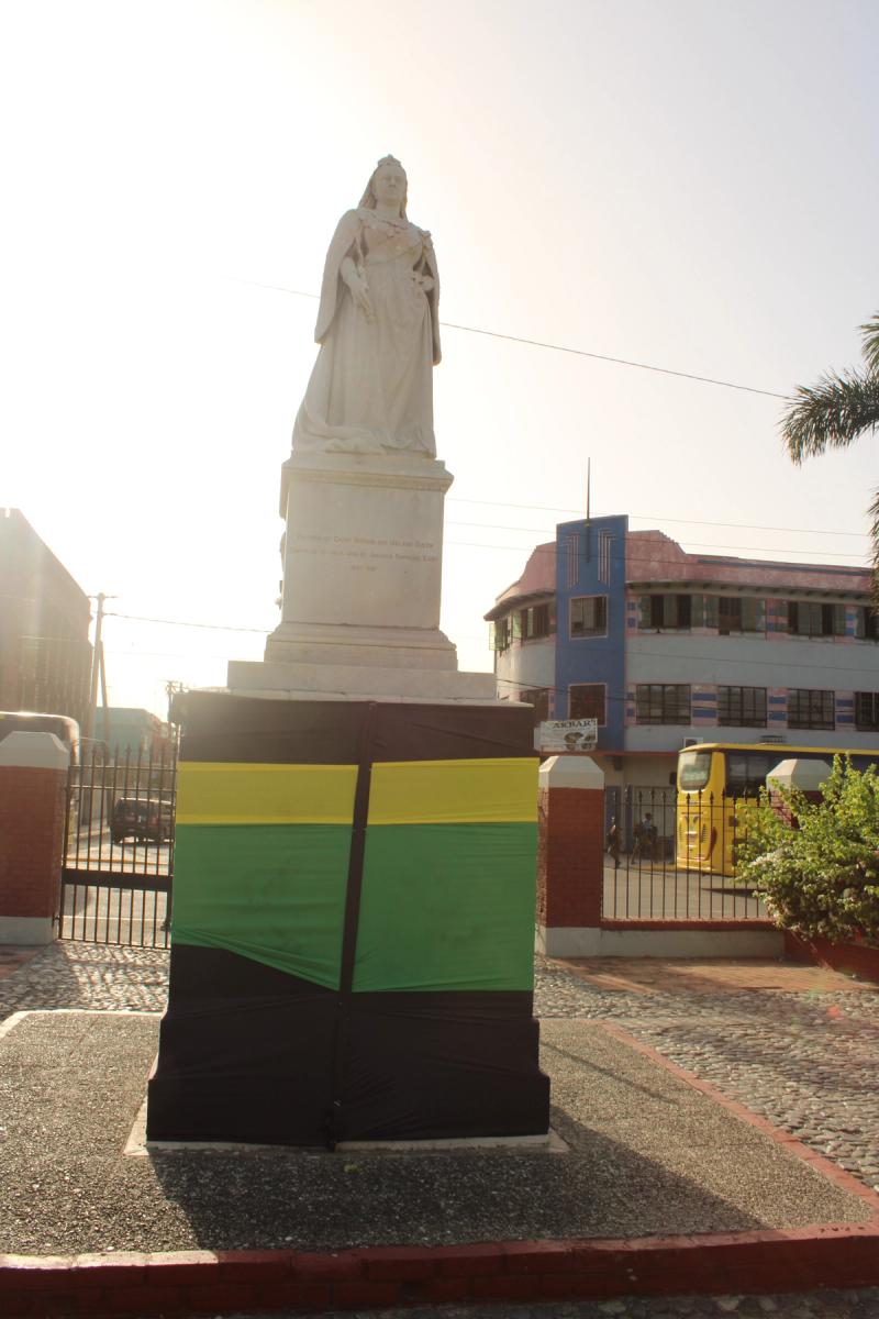 Statue of Queen Victoria with Bust of Prince Consort, St.William Grant Park — photo 1