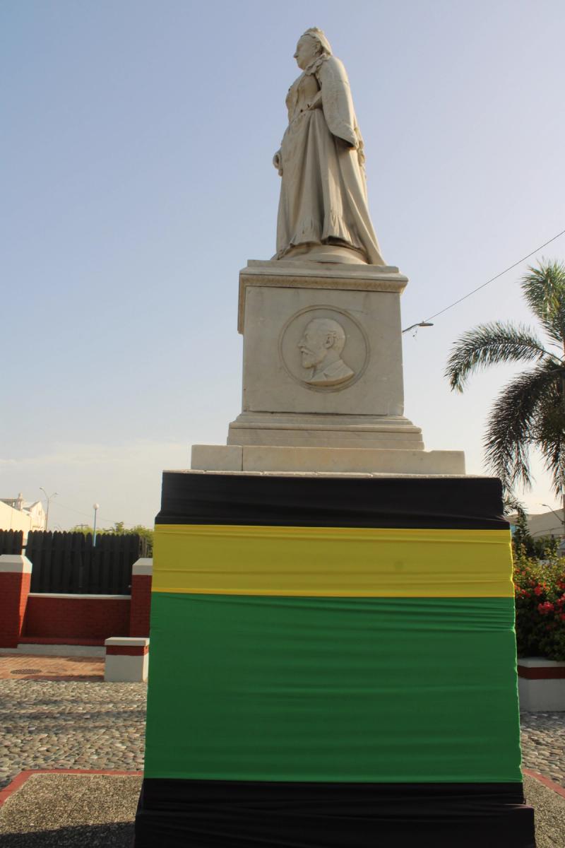 Statue of Queen Victoria with Bust of Prince Consort, St.William Grant Park — photo 3