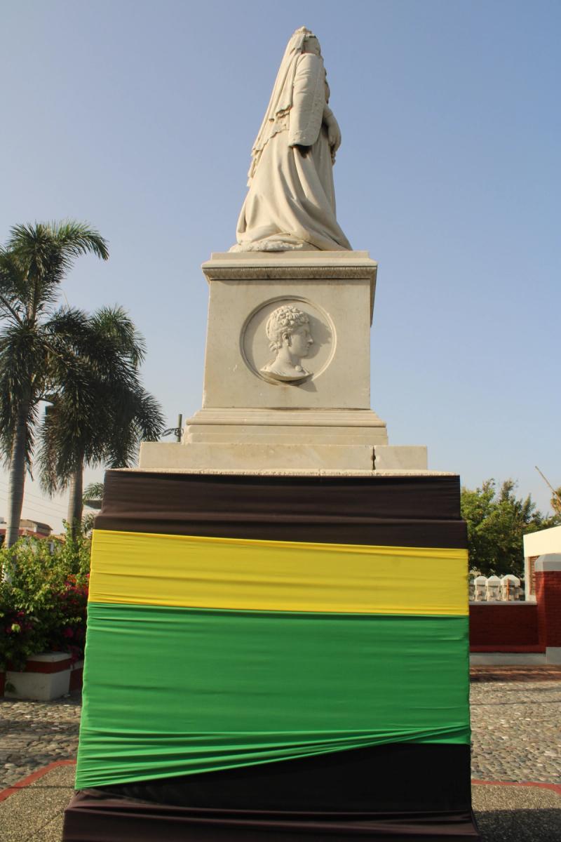 Statue of Queen Victoria with Bust of Prince Consort, St.William Grant Park — photo 4