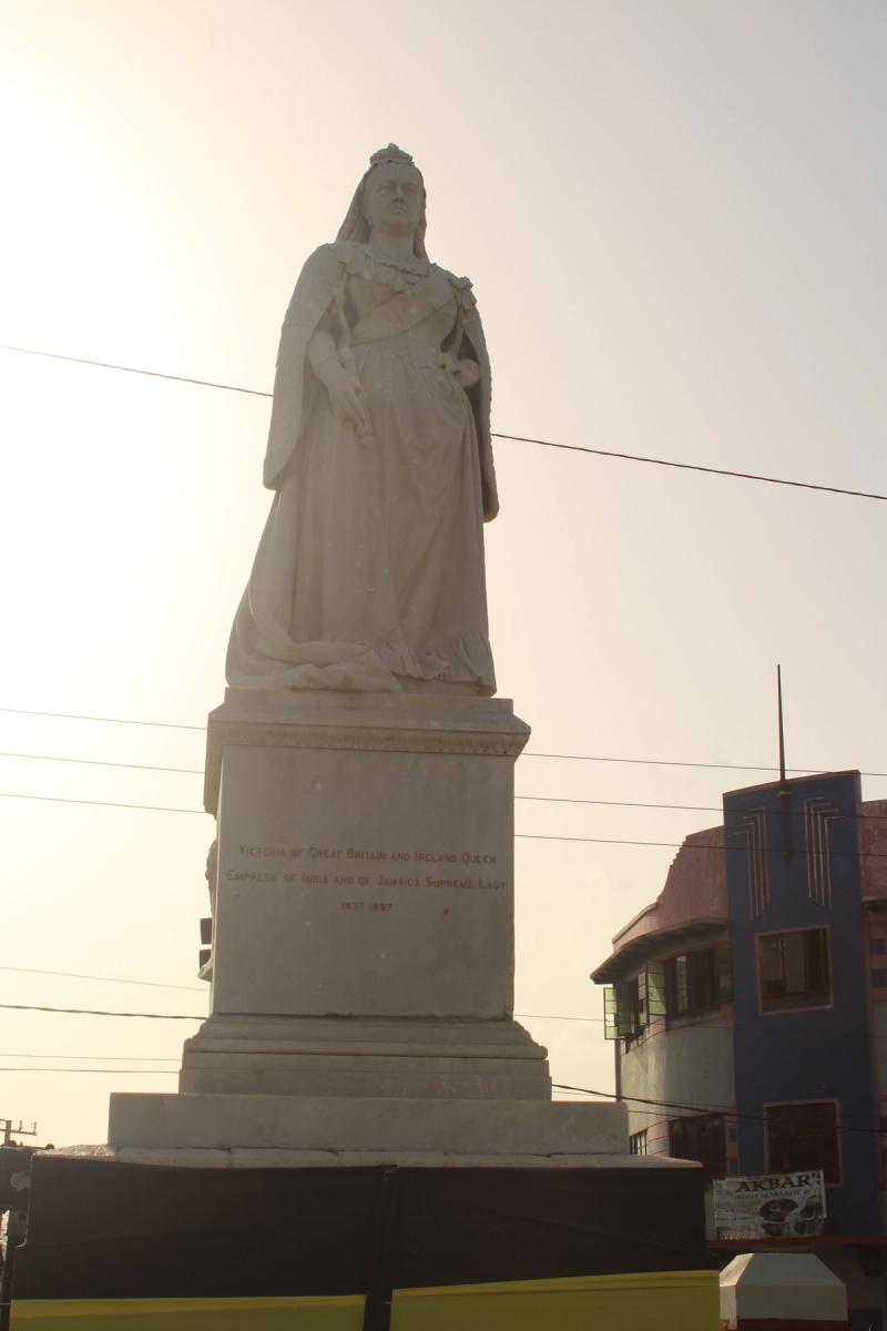 Statue of Queen Victoria with Bust of Prince Consort, St.William Grant Park — photo 2