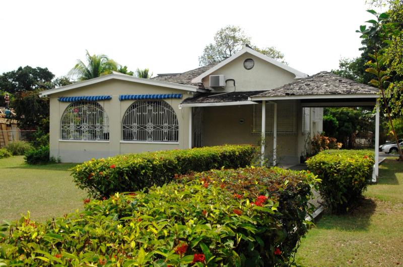 24 Tucker Avenue, former residence of National Hero, the Rt. Excellent Alexander Bustamante — photo 1