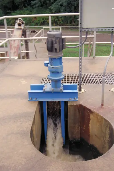 TASKMASTER TM8500 channel grinder installed vertically in a wastewater channel