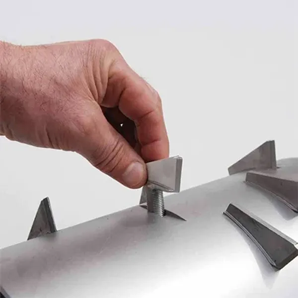 DELUMPER L series crusher with man's hand