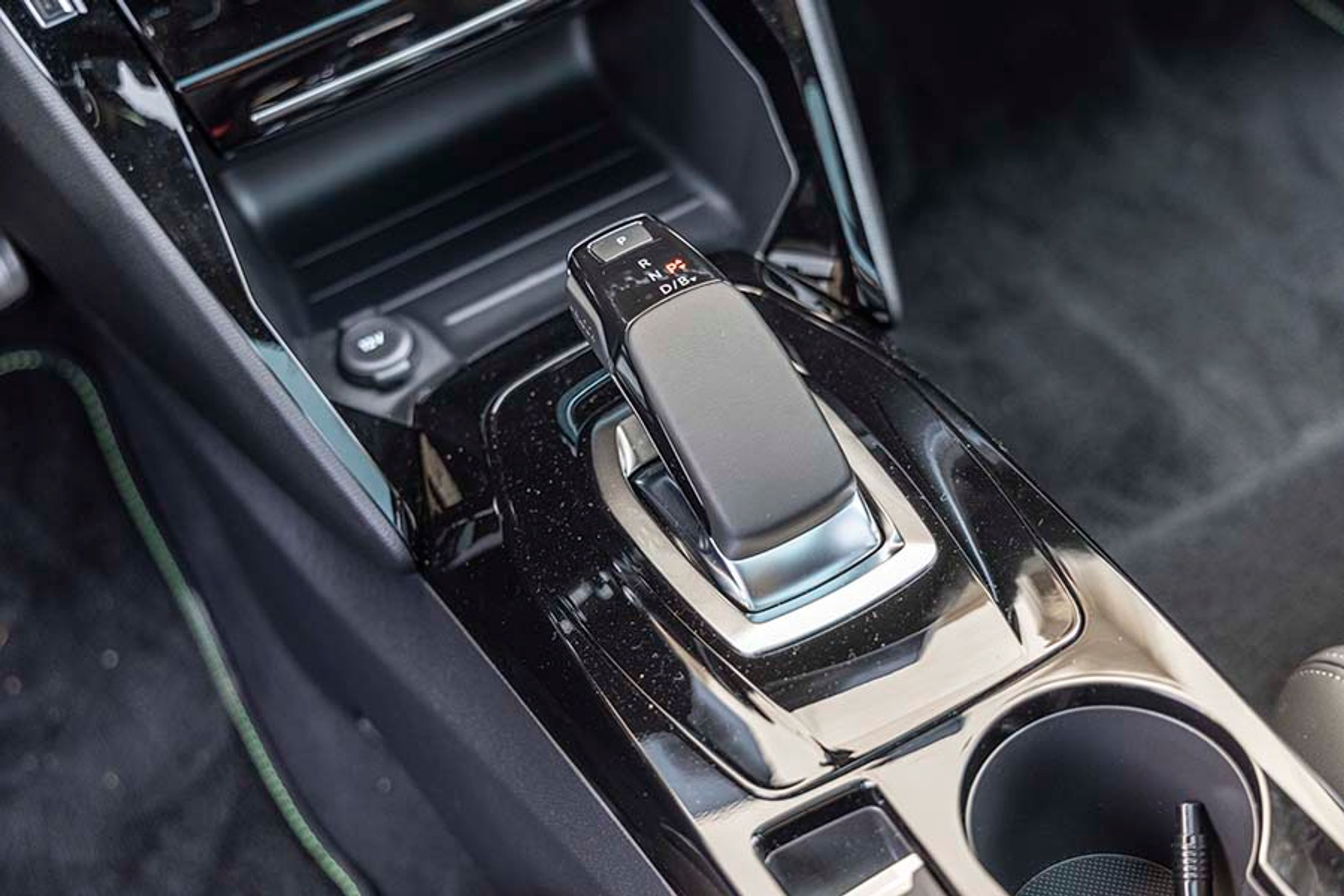 Gearvælgeren er af den moderne type, hvor den automatisk kan gå i parkerings-indstilling, når du slukker bilen.