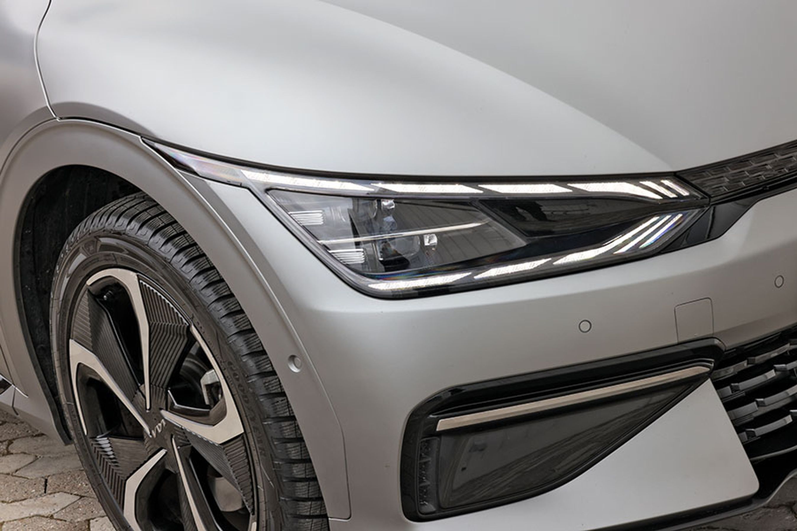 Der er LED-forlygter, der selv blænder op og ned, men de er ikke af Matrix-typen. Det samlede lysudbytte er dog udmærket, uden at være blandt det bedste, vi har oplevet.