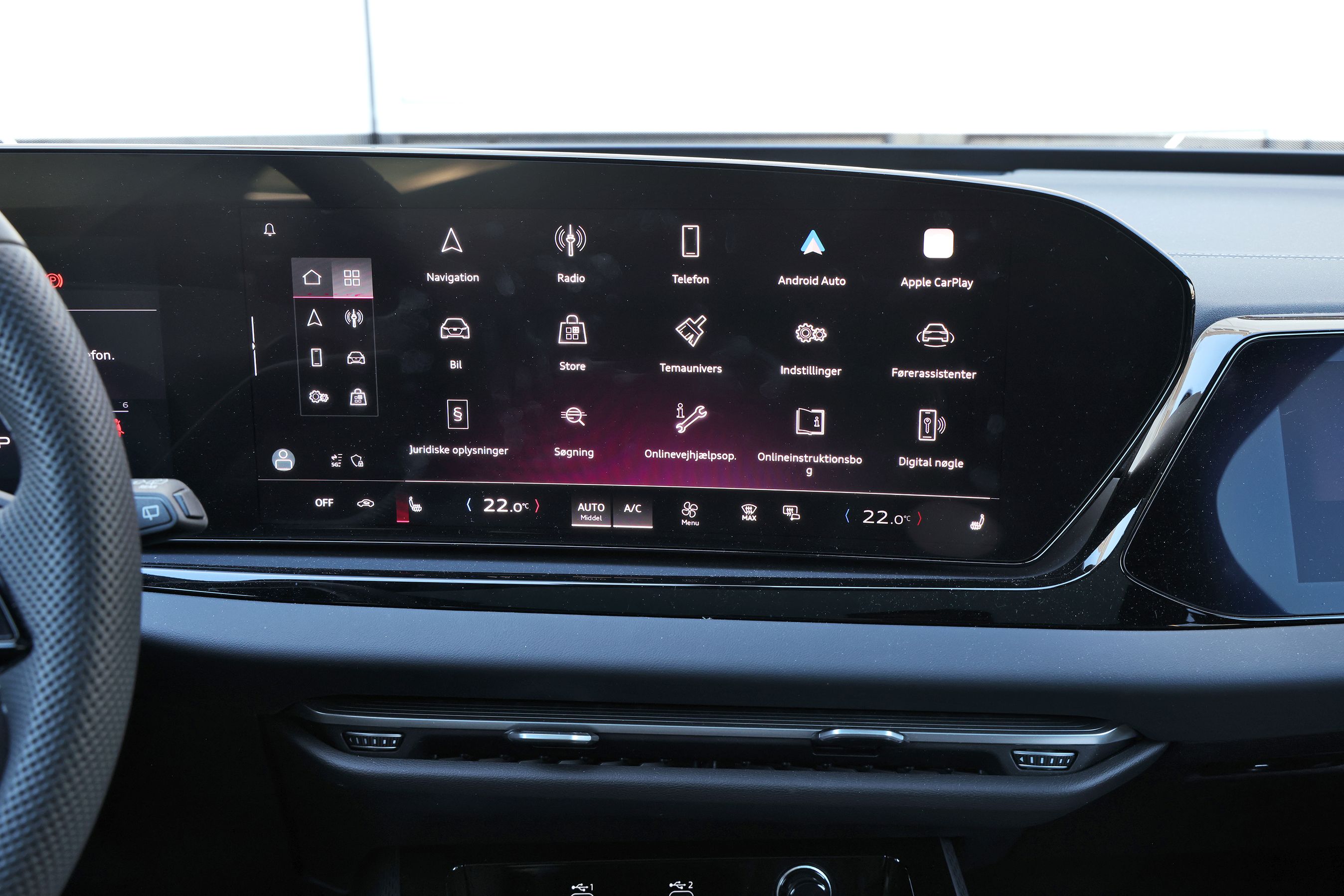 Stor touchskærm i en Audi A6 Avant