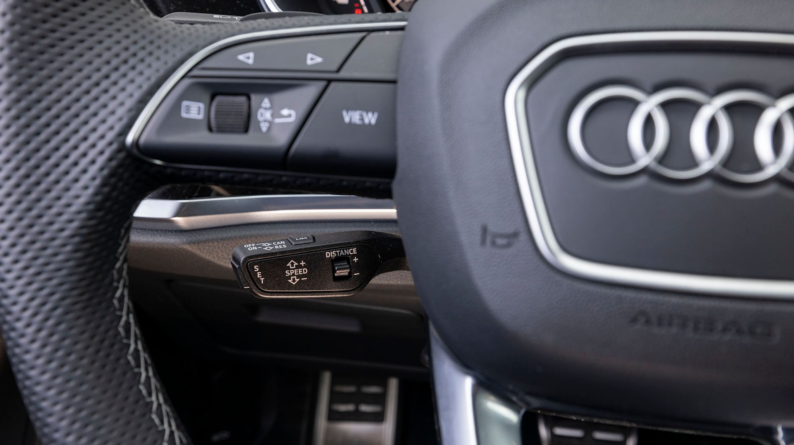 Fartpiloten styres fra den lille konsol bag rattet. Den er af den adaptive type, og fungerer fint.