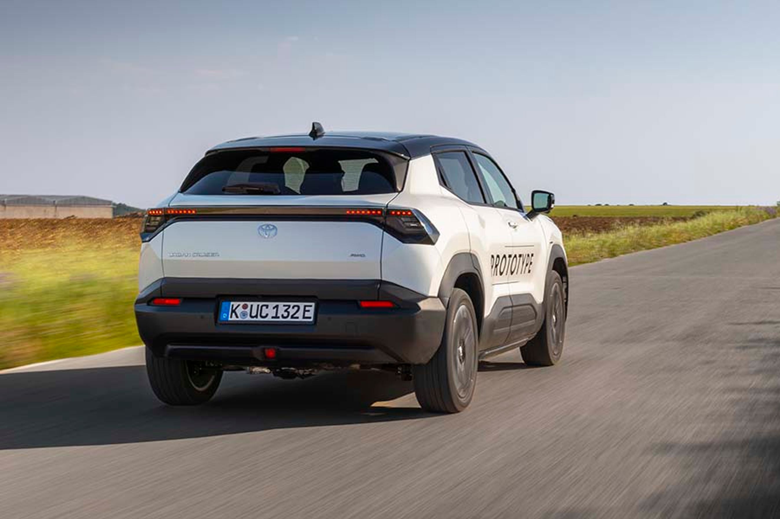 Endnu er det kun prototyper, der har været ude på rigtige veje, og de egentlige produktionsbiler kommer først til Danmark til efteråret 2025.