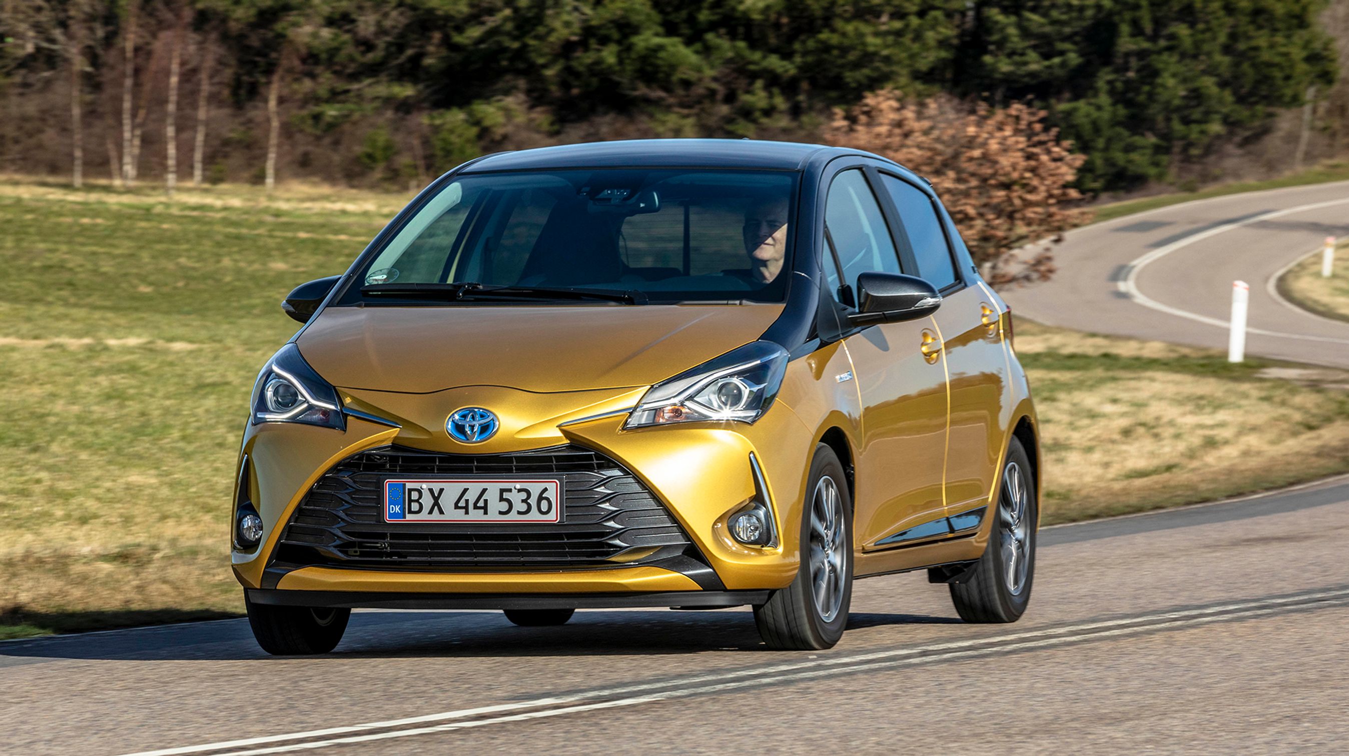 Yaris har 20-års jubilæum i år, og det fejres med en special-model med en særlig tofarvet lakering og et højt udstyrsniveau. Y20-pakken koster i alt 20.000 kr., men har blandt andet metallak, nøglefri betjening samt LED-kørelys.