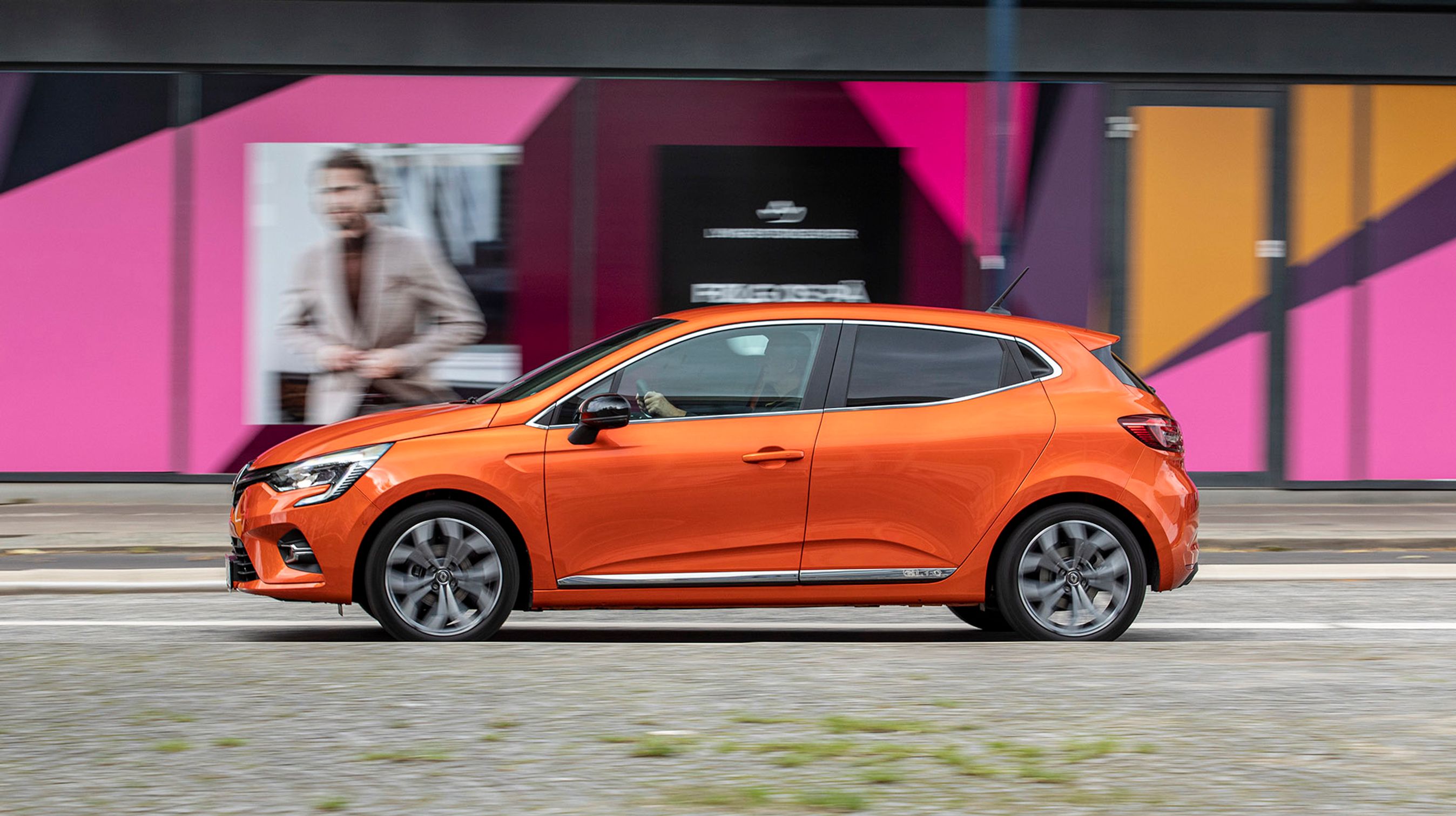 Den nye Clio kommer kun som denne femdørs hatchback. Det betyder, at vi må vinke farvel til stationcarudgaven, som dog fortsætter i den gamle generation et lille års tid endnu.