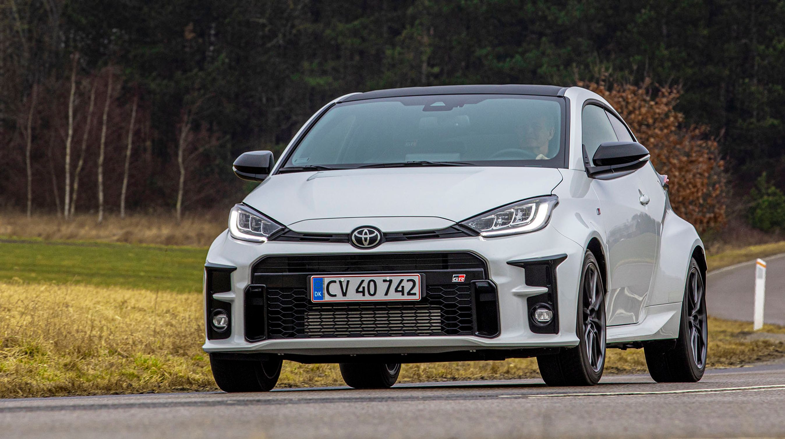 Bemærk karrosseriets form foran baghjulene. Det er nærmest malet rundt om hjulene. Udvendigt er det kun for- og baglygter, sidespejle og antenne, der er genanvendt fra den almindelige Yaris. 