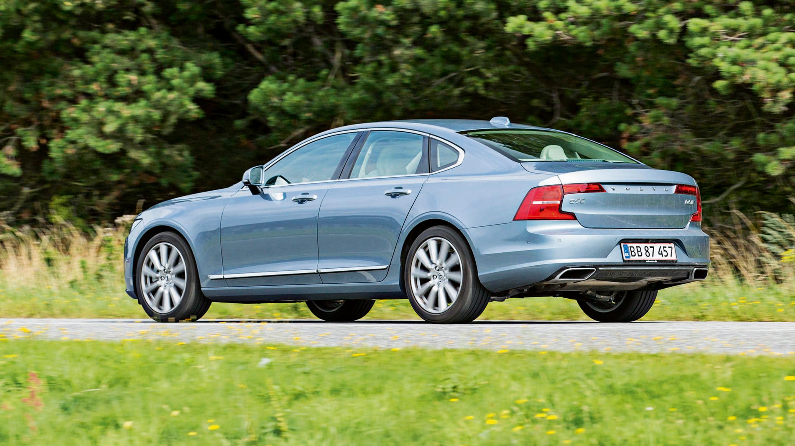 Volvo S90 er en firedørs sedan med udvendigt bagagerum. Den klassiske Volvo-stationcar findes også og hedder da V90.