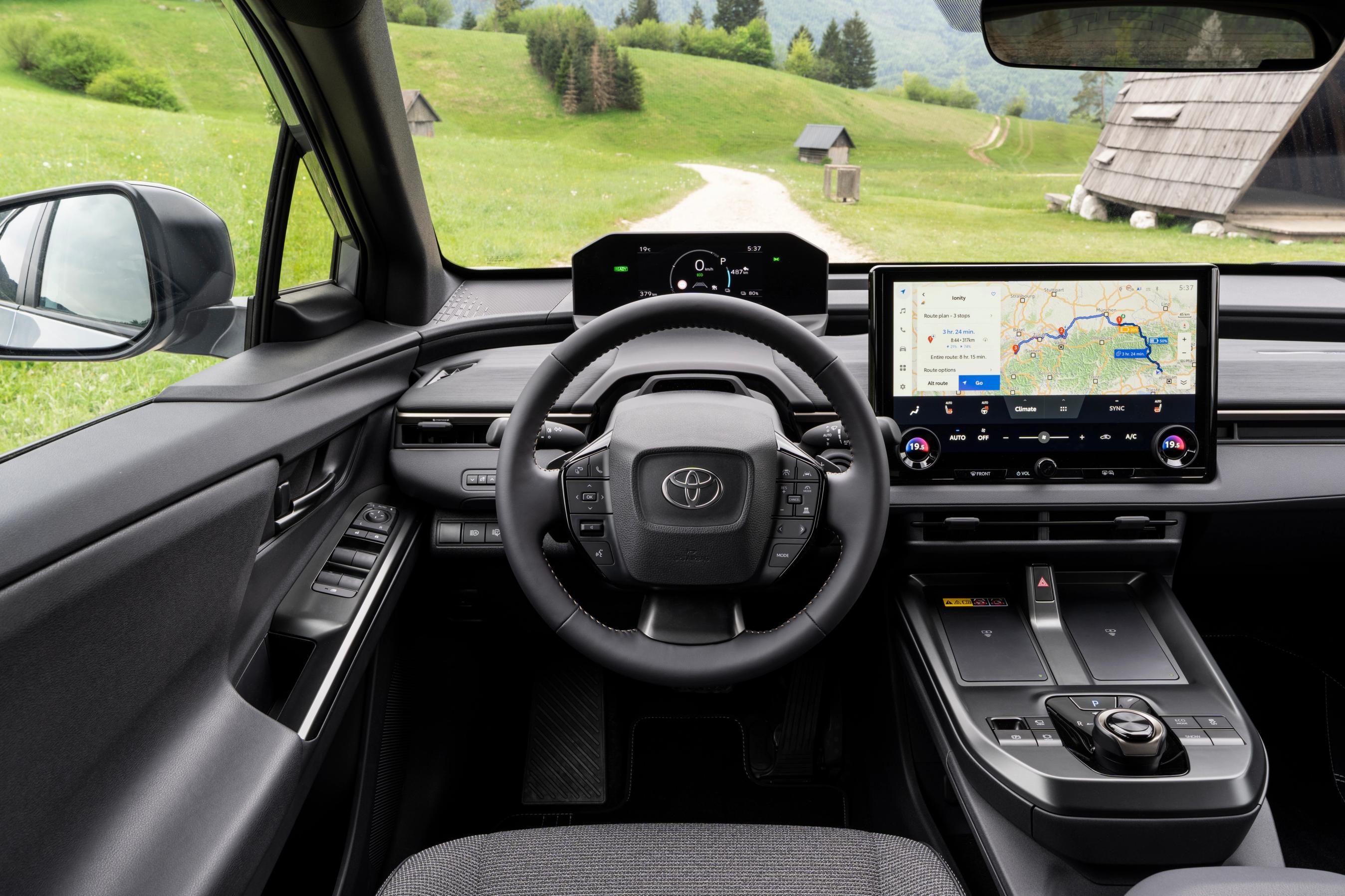 Førerpladsen i en Toyota bZ4X Touring